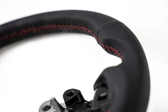 High quality genuine Alcantara and leather gives the CS steering wheel a great feel.
