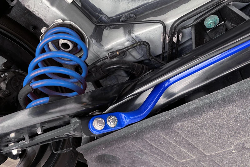 Close Up Image of blue rear sway bar installed
