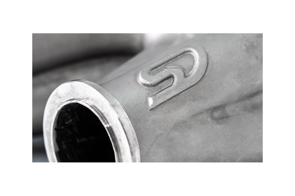 Shallow angle exhaust manifold for high power and great sound