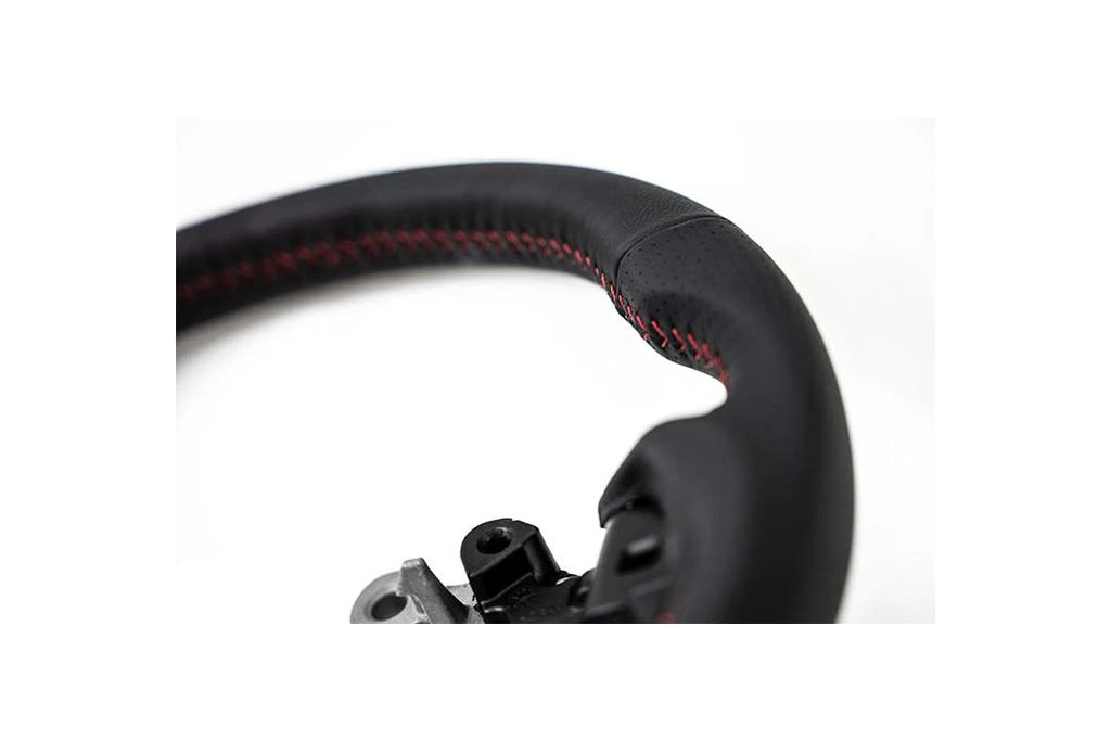 High quality genuine Alcantara and leather gives the CS steering wheel a great feel.