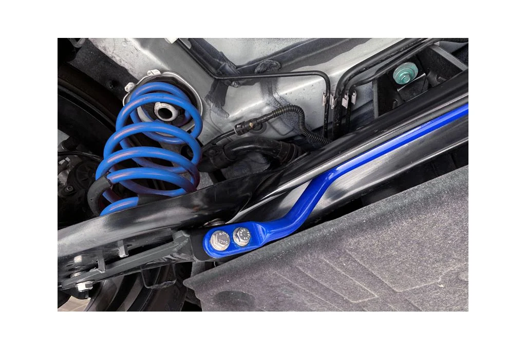 Close Up Image of blue rear sway bar installed