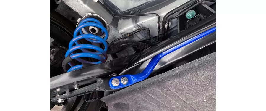Close Up Image of blue rear sway bar installed